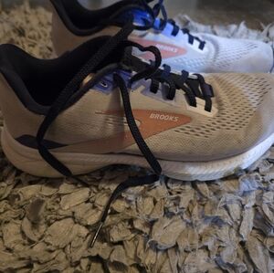 Brooks size 9